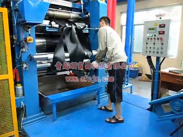 工作中的壓延機(jī)www.bainashop.com